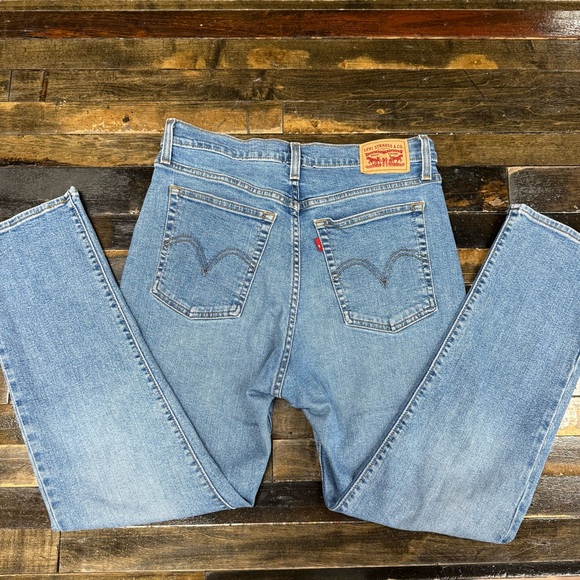 Levi's® Women's High-Rise Wedgie Straight
Cropped Jeans 31 - Picture 3 of 11